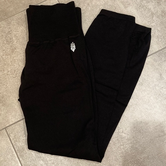 FREE PEOPLE Movement Good Karma High Rise 7/8 Length Leggings in Black - Picture 6 of 6